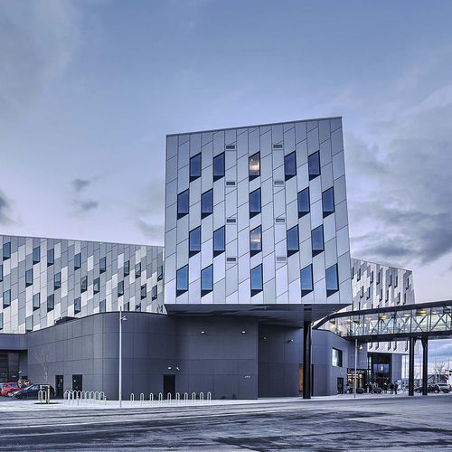 Revestimento de fachada em painéis - ENERGY HOTEL STAVANGER - ALUCOBOND - em alumínio / em compósito / vertical