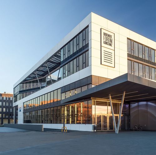 Revestimento de fachada em painéis - BODENSEEFORUM - ALUCOBOND - de alumínio / em compósito / de encaixe
