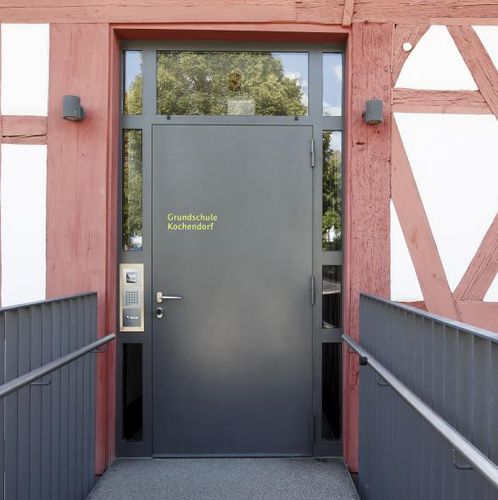 Porta de entrada - Gutkowski - metálica / de abrir / com vidro