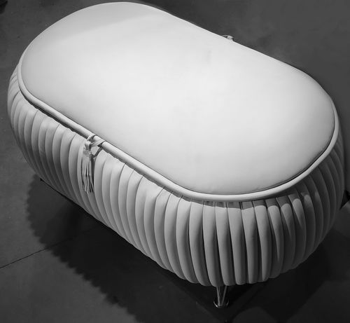 Otomana contemporânea - TUBES - Harleq - em couro / oval / feita à mão
