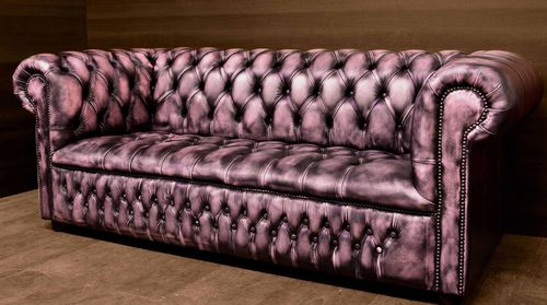 Sofá Chesterfield - PINKY - Harleq - em couro / feito à mão / rosa