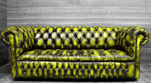 Sofá Chesterfield - LEMON  - Harleq - em couro / verde / em faia
