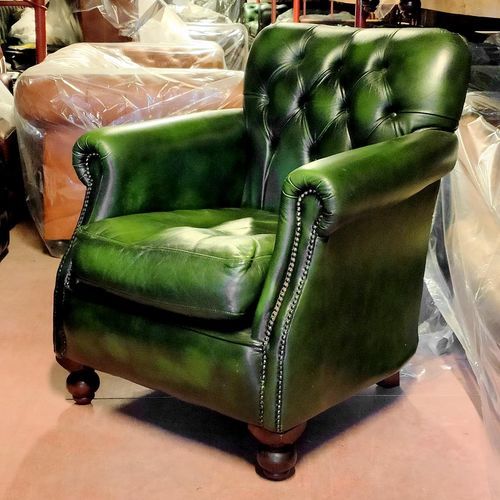 Poltrona Chesterfield - VINTAGE  - Harleq - em couro / verde / com 4 pés