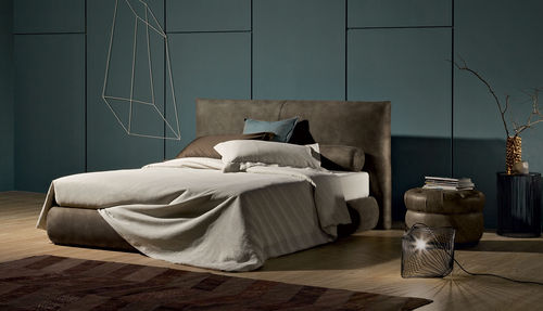 Cama de casal - FEELING - OGGIONI - contemporânea / estofada / com cabeceira