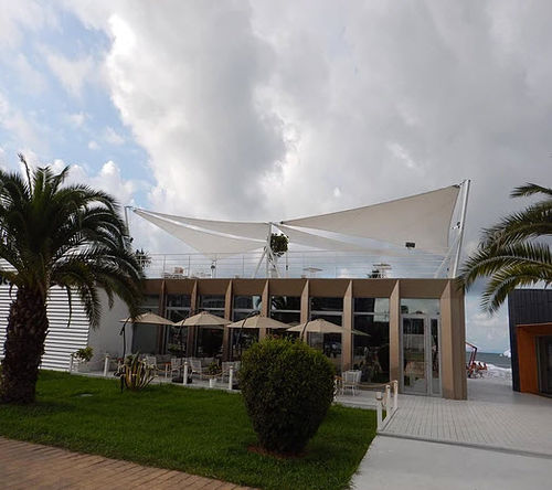 Estrutura tensionada com cabos e membrana - Vector Trade UK - tipo vela / para cobertura / com membrana em PVC