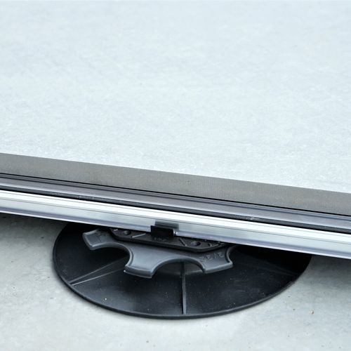 Pedestal para piso elevado em plástico reciclado - C-CLIP - SOLIDOR - de alta resistência / resistente ao fogo / para varanda