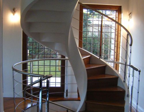 Escada helicoidal - U-CA - Unica living design Poland - curva / com degraus em madeira / em concreto armado