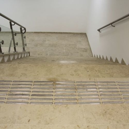 Linha-guia tátil - P2 - OLEJÁR spol. s r.o. - em aço inoxidável / em concreto