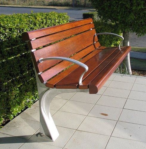Banco para espaço público contemporâneo - ALPERTON  - Urban Fountains and Furniture - em madeira / metálico / com braços