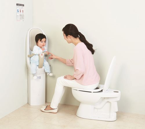 Cadeira de design original - COMBI BABY KEEP FIT F72 - CombiWith Corp - para ambiente interno / em ABS / infantil