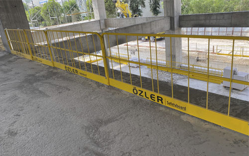 Guarda-corpo metálico - SAFETYBOARD - OZLER Formwork - em tela metálica / para ambiente externo / para escada