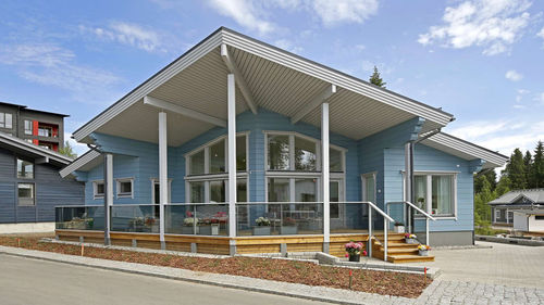 Casa em madeira maciça - NUUNA 141T - Kuusamo Hirsitalot Oy - modular / contemporânea / com varanda