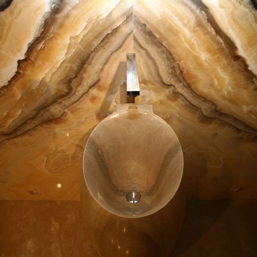 Lava-mãos de apoio - ROMAN TRAVERTINE SINK "NAIL" AND ONYX ARIS WALL - GIOVANNOZZI MARMI S.R.L. - redondo / em mármore