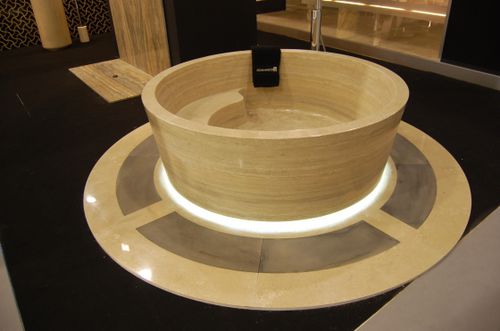 Banheira redonda - VASCA DA BAGNO CON ILLUMINAZIONE IN TRAVERTINO ROMANO - GIOVANNOZZI MARMI S.R.L. - freestanding / para residência / em mármore travertino