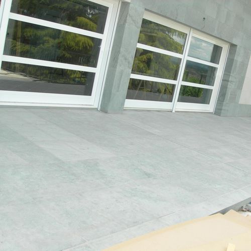 Placas de revestimento em arenito - OCEAN ROSAL - ROSAL STONES - bujardada / para ambiente externo / para piso