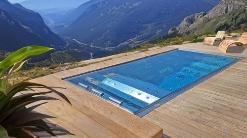 Piscina com transbordo - Swiss Thai Water Solution Co.,LTD - sob medida / para ambiente externo / da linha comercial