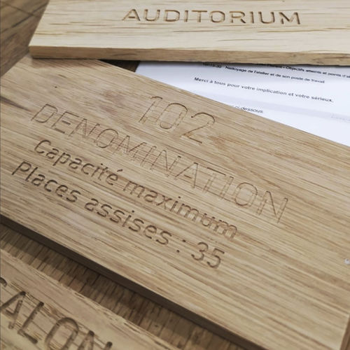 Placa de identificação de reutilização criativa (upcycling) - DODSIGNA 02 - DOD - de orientação / de parede / em madeira