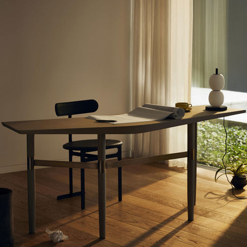 Mesa secretária de piso - Darling Point - MAN OF PARTS - contemporânea / em carvalho / marrom