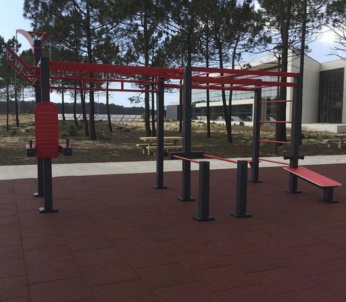 Academia ao ar livre para espaço público - TR FIT - Veco Urban Design - mergulho em paralelas (dips) / puxada alta / abdominal crunch