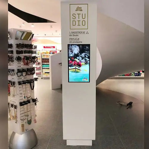 Totem de sinalização - Elmont Bled d.d. - de LED / digital / para ambiente interno