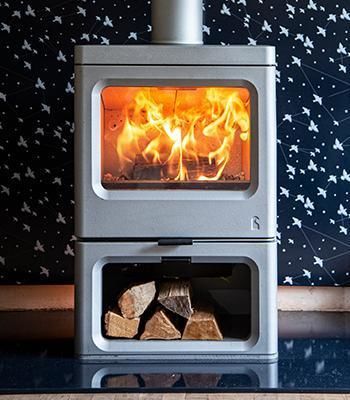 Salamandra a lenha - SKYE E700 INTELLIGENT - CHARNWOOD - 7,5 kW / de instalação livre / contemporânea