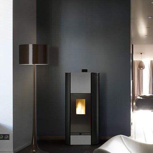 Salamandra a pellets - OLZONE 6 - Cheminées de Chazelles - 5 kW–10 kW / contemporânea / em aço