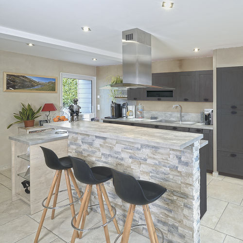 Cozinha contemporânea - MISTRAL : WOODLINE CADRÉ LAVE - PYRAM INDUSTRIES - em pedra / em laminado melamínico / com ilha