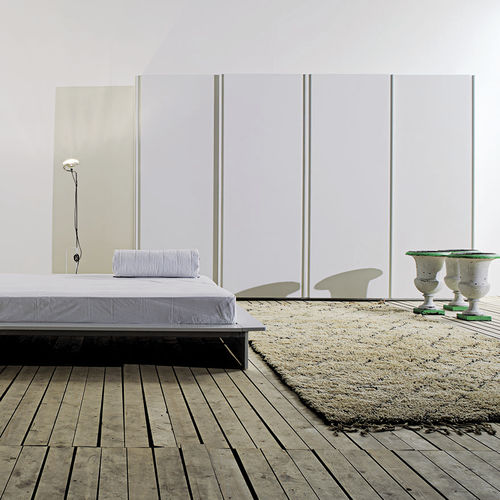 Guarda-roupa contemporâneo - HIDE - Tisettanta - em madeira laqueada / com portas de correr / com portas de abrir