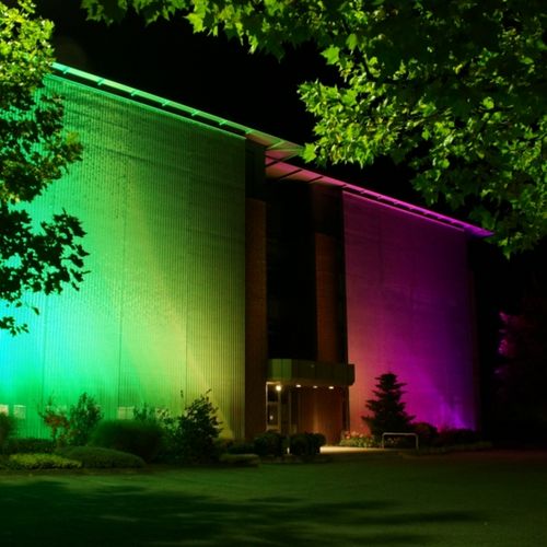Revestimento de fachada tipo grelha - ILLUMINATION VON GEWEBEFASSADEN - HAVER & BOECKER OHG - metálico / texturizado / efeito de metal