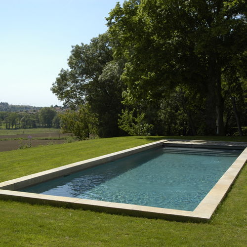 Borda de piscina em pedra natural - AUBEROCHE BOURIANE - RUSTIQUE - OCCITANIE PIERRES - de canto