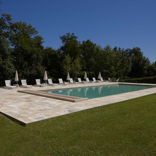 Borda de piscina em pedra natural - AUBEROCHE BOURIANE - GRENAILLÉE BROSSÉE - OCCITANIE PIERRES - antiderrapante / de canto