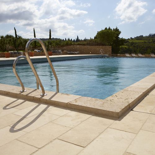 Borda de piscina em pedra natural - AUBEROCHE CHATAIGNE - OCCITANIE PIERRES - antiderrapante / de canto