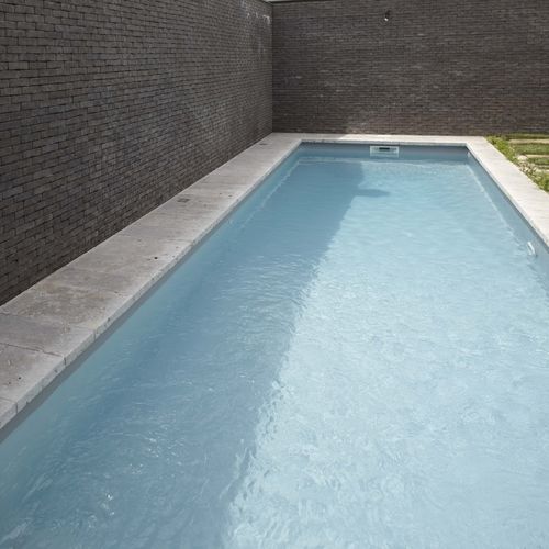 Borda de piscina em pedra natural - AUBEROCHE MANGANESE - OCCITANIE PIERRES - de canto