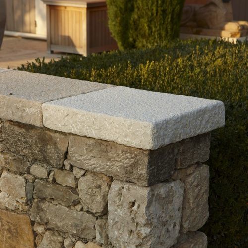 Remate superior de muro para cerca de jardim - AUBEROCHE BOURIANE - OCCITANIE PIERRES - em pedra