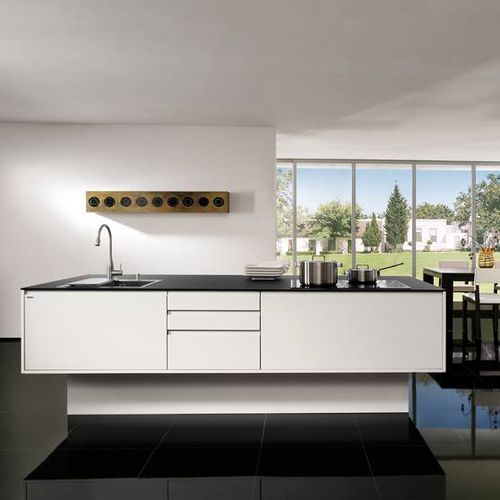 Cozinha contemporânea - SENZA - Allmilmö - em madeira laqueada / com ilha / sem puxadores