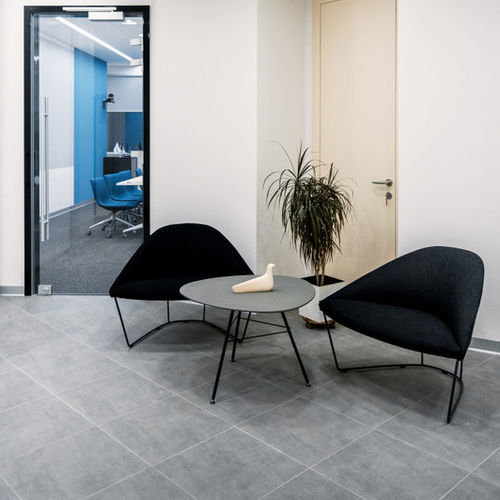 Mesa contemporânea - LEAF  - Arper - em aço / com base em aço / triangular