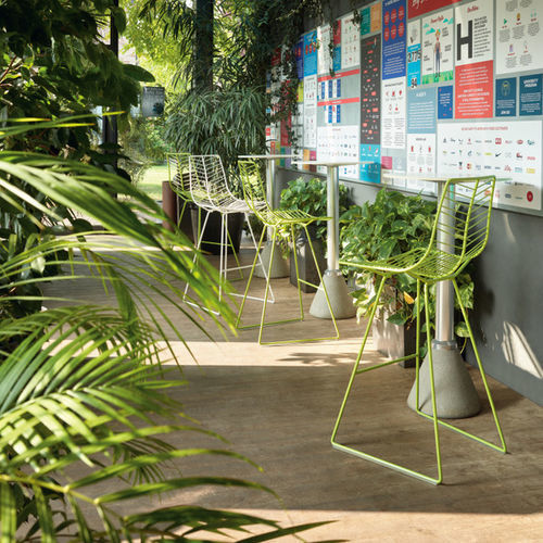 Cadeira alta contemporânea - LEAF  - Arper - para pátio / para ambiente interno / em aço revestido a pó