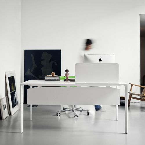 Mesa secretária de piso - NUUR - Arper - contemporânea / em laminado / reta