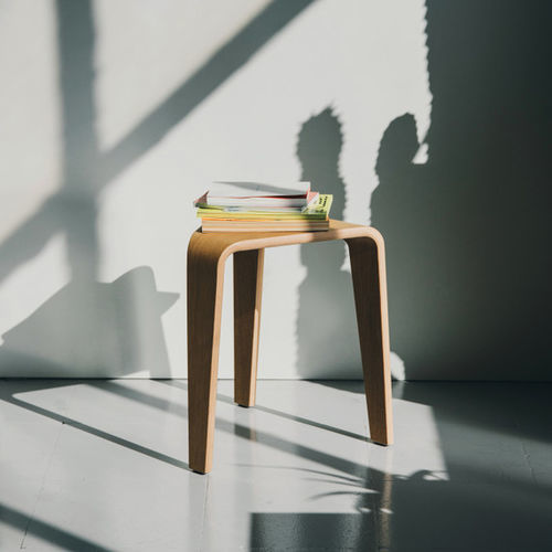Mesa lateral contemporânea - PLY - Arper - com folheado de madeira / em carvalho / com base folheada de madeira