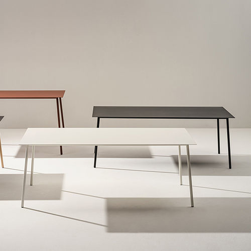 Mesa contemporânea - ONEMM - Arper - em chapa de aço / com base metálica / com base em carvalho