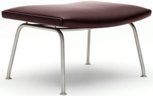 Repousa-pés contemporâneo - CH446 - Carl Hansen & Son - em couro / de Hans J. Wegner