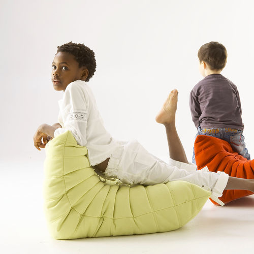 Poltrona baixa contemporânea - MINI TOGO - Ligne Roset - em tecido / em poliéster / com capa removível