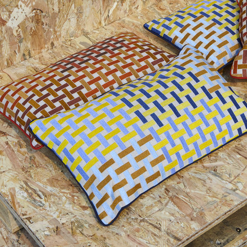 Almofada para sofá - CRUCIVERBA - Ligne Roset - retangular / estampada / da linha residencial