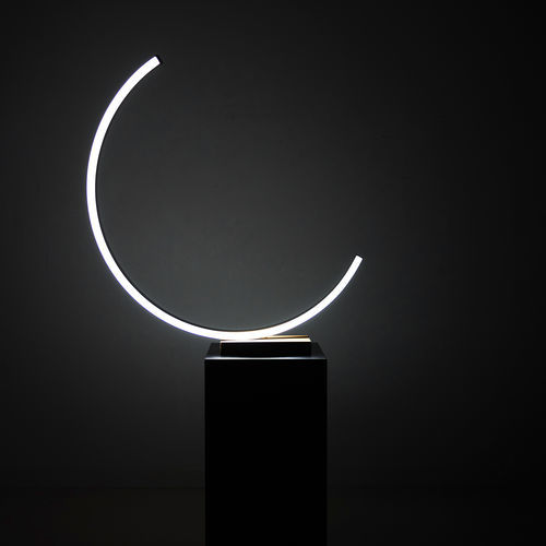 Luminária escultura - CAPITAL C - KISSA LAMPS - de piso / em alumínio extrudado / em alumínio termolacado