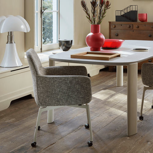 Cadeira de sala de jantar contemporânea - Gyon - Leolux Global bv - para ambiente interno / em tecido / em couro