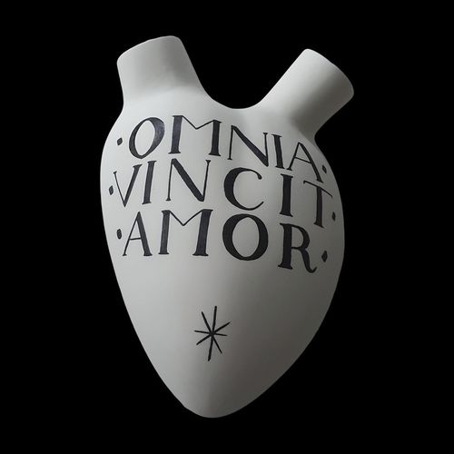 Vaso contemporâneo - OMNIA VINCIT AMOR - ELICA STUDIO - em porcelana / feito à mão / para parede