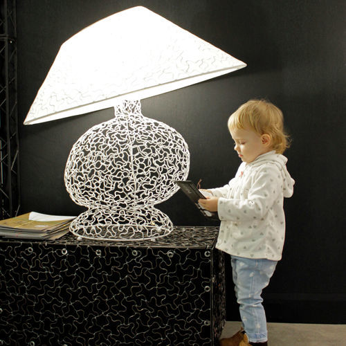 Luminária de mesa - SKEWLAMP - ARTBUZ creative workshop - em aço / em aço revestido a pó / em tecido