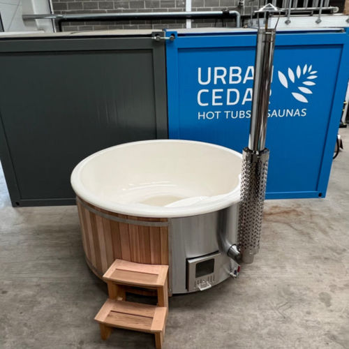 Spa acima do piso - Off-Grid Wood Fired - Urban Cedar Hot Tubs and Saunas - redondo / de 5 lugares / em acrílico
