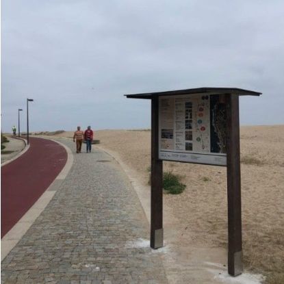 Painel de informações para espaço público - FLOEMA - Floema - para áreas urbanas / com cobertura / em plástico reciclado
