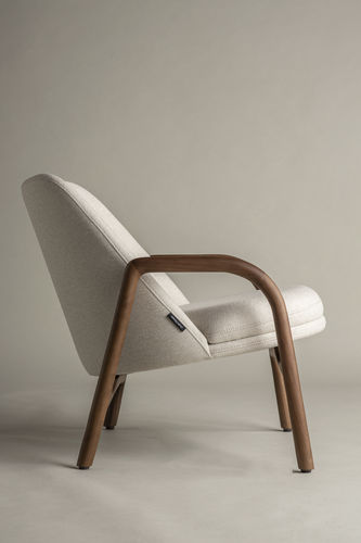 Poltrona contemporânea - Cotto - Pommier Furniture - em tecido / em carvalho / em nogueira